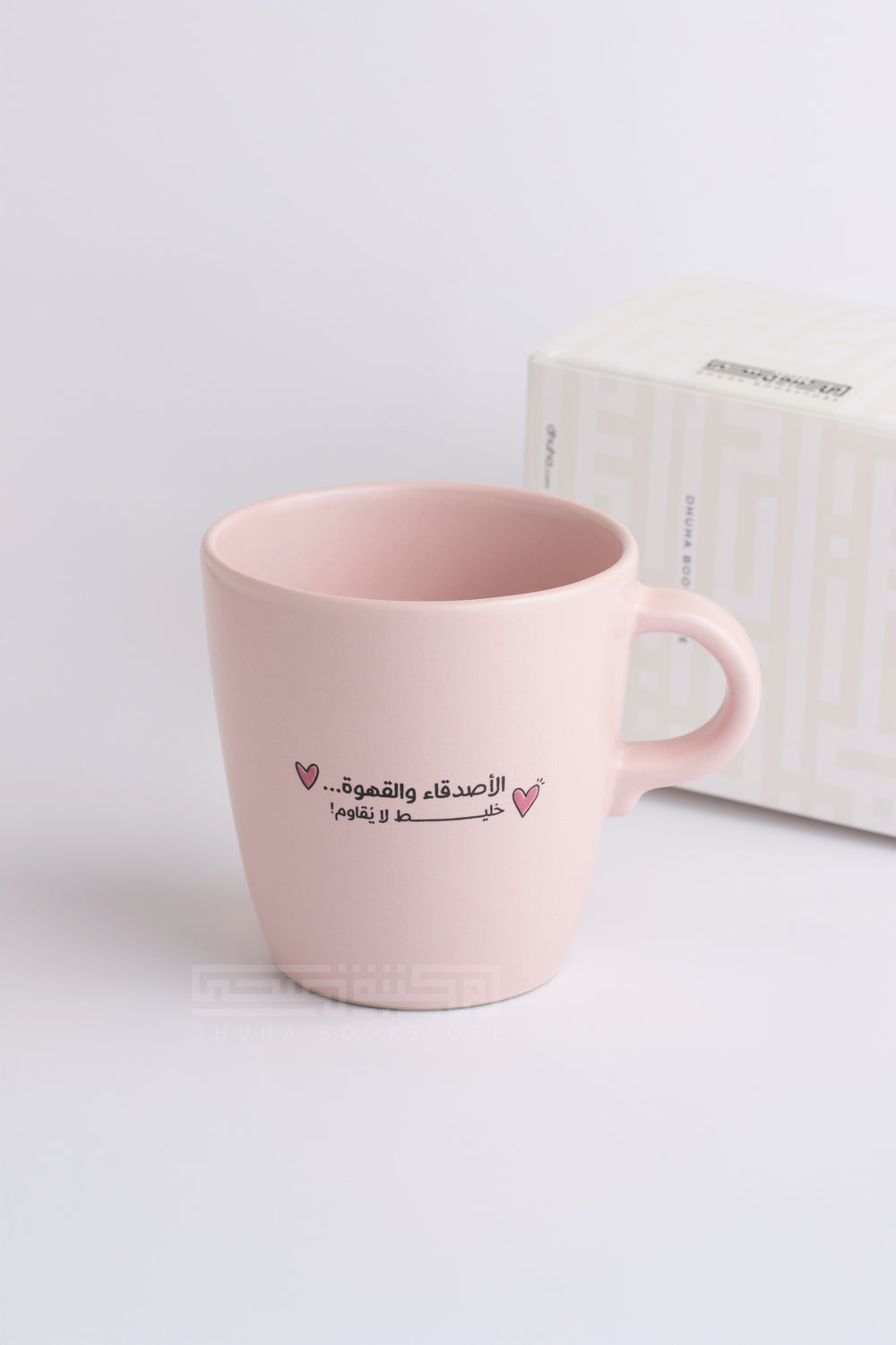 كوب وردي الاصدقاء والقهوة